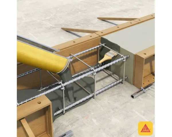 Brocha aplicando Sikadur 32 Gel de Sika en superficie de concreto con armadura metálica, previo a vertido de concreto fresco