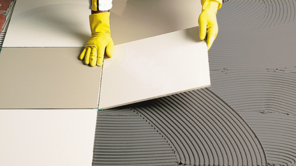 Aplicación de cerámicos sobre adhesivo cementicio Weber Superior, con alineación manual y guantes sobre superficie interior peinada con llana
